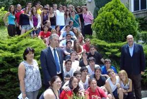 Rogelio Mart&iacute;nez, junto a los j&oacute;venes alojados en la residencia juvenil. 