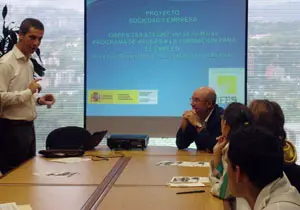 Roberto G. Heker y Manuel Luis Rodr&iacute;guez Gonz&aacute;lez, durante su exposici&oacute;n en la sede de Cavespa. 