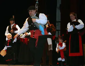 Daniel Pazos conduce a la integrante m&aacute;s peque&ntilde;a de la escuela de gaitas del Centro Galicia de Buenos Aires. 