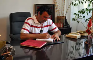 El periodista salmantino, firmando en el Libro de Honor del Centro.