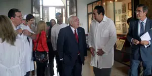 Areces charla con el director de la ‘Quinta Covadonga’, durante su visita a Cuba. 