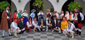 Parte de los integrantes de la Rondalla Típica del HCV, durante el anterior aniversario.