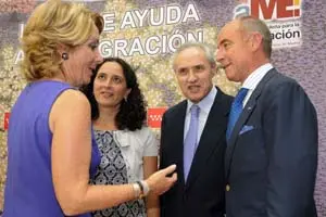 Santiago Camba y Jos&eacute; Ram&oacute;n &Oacute;nega hablaron distendidamente con Esperanza Aguirre durante el acto de presentaci&oacute;n del Plan de Emigraci&oacute;n de la Administraci&oacute;n madrile&ntilde;a. 