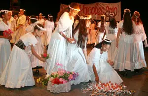 Un momento de la actuaci&oacute;n del cuerpo de baile de la sociedad \'Amigos de Lancara\'. 