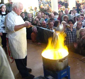 Un momento de la preparaci&oacute;n de la queimada. 