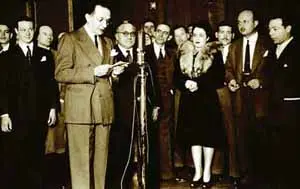 Maruxa Boga, con Castelao, quien impuls&oacute; su proyecci&oacute;n period&iacute;stica en la radio.  