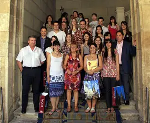 Isabel Carrasco, en el centro, con los jóvenes del programa ‘Raíces’.