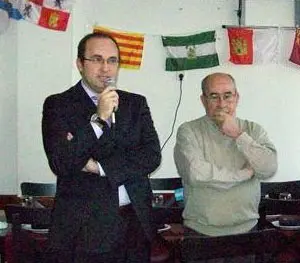 Julio Olmos &ndash;izda.&ndash;, junto al presidente de la Asociaci&oacute;nArmando Velazco. 