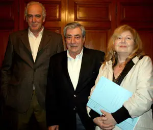 Jorge N&uacute;&ntilde;ez, presidente de Uni&oacute;n Gallega; Carlos Vello, candidato a presidente del Centro Gallego, y Elena Garc&iacute;a Mouro, presidenta de la agrupaci&oacute;n Galicia, en el Centro, tras la presentaci&oacute;n de la lista que encabeza Vello. 