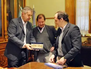  L&oacute;pez Dobarro recibe una placa de manos del responsable de Cultura y Relaciones Internacionales de Azul.