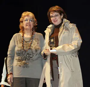 Mariana Ruiz, distinguida por su trayectoria periodística.