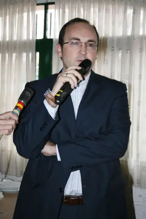  Julio Olmos, durante su intervenci&oacute;n en el acto de donaci&oacute;n de una ambulancia al Hogar para Ancianos.