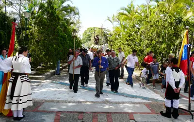  Una alfombra de piedras en forma de la bandera gallega, adornaba la entrada de la capilla. 