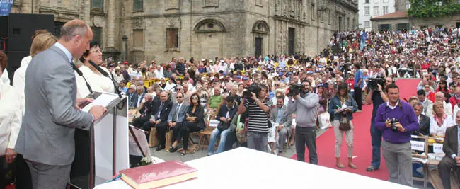  El secretario xeral de Emigraci&oacute;n, Santiago Camba, se dirigi&oacute; a los miles de emigrantes congregados en la compostelana Plaza de la Quintana.