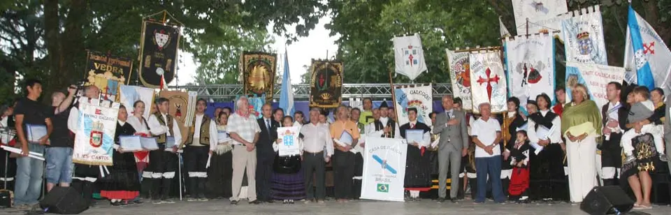  El secretario xeral de Emigraci&oacute;n, Santiago Camba, y el director de la Fundaci&oacute;n Galicia Emigraci&oacute;n, Castelao Braga&ntilde;a, junto con el resto de representantes de los centros, durante el fin del festival que acab&oacute; con el Himno Gallego. 