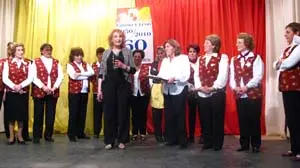 Nancy Santiago de Pérez fue distinguida con una plaqueta en reconocimiento a su trabajo en la institución.