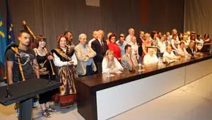  Los galardonados con los Urogayos de Bronce posaron con las autoridades tras la entrega de distinciones.