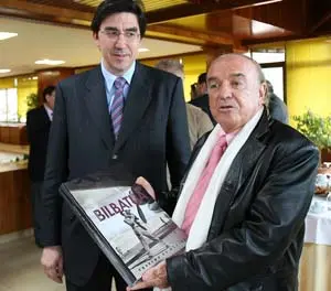  El documentalista Demetrio Bilbat&uacute;a, -a la derecha-.