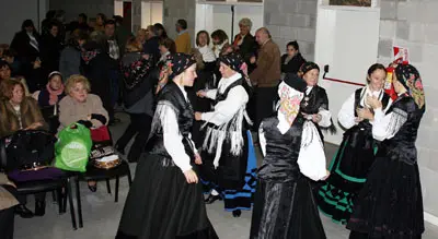  Antes del espect&aacute;culo, p&uacute;blico y participantes bailan bajo el escenario.