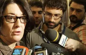  Anna Terr&oacute;n atiende a los medios durante su asistencia al seminario de la Universidad Men&eacute;ndez Pelayo.