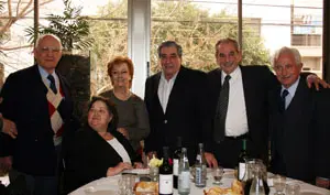  Carlos Vello, rodeado de algunos de los asistentes a la comida en la que se proclam&oacute; su candidatura a la presidencia del Centro Gallego de Buenos Aires.