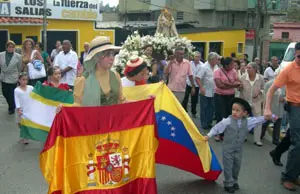 Los feligreses recorrieron las calles de san Antonio de los Altos, con banderas de Venezuela, España, Los Salias y Teror.