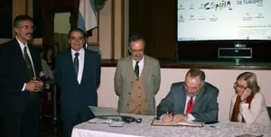  Al t&eacute;rmino de su intervenci&oacute;n, el consejero, acompa&ntilde;ado por su esposa y directivos de la Federaci&oacute;n de Sociedades Espa&ntilde;olas de Argentina, firm&oacute; en el libro de visitantes ilustres.