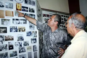 Raúl Parrado muestra a Sergio Rabanillo una fotografía histórica de la colonia leonesa en Cuba.