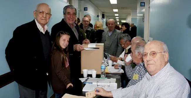 El candidato a predidente por las agrupaciones &lsquo;Galicia&rsquo; y &lsquo;Uni&oacute;n Gallega&rsquo;, Carlos Vello, en el momento de hacer efectivo su voto, en compa&ntilde;&iacute;a de Juan Manuel P&eacute;rez, uno de los dirigentes hist&oacute;ricos de la colectividad.