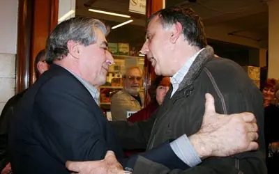  Vello recibe las felicitaciones de Luis Seoane, tras conocerse la tendencia definitiva. 