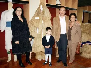 Dora Pegito, Francisco Collantes y Sonia Barros, junto a Santiago, su hijo mayor.