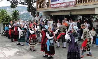 Los jóvenes bailan la tradicional danza “El Pericote”.