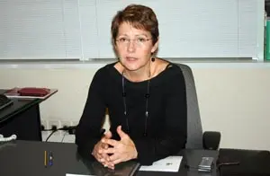  Rosa Fuentes atendi&oacute; a la prensa tras su llegada a Uruguay.