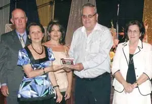 Juan Jiménez Gil, recibe de manos de María del Pino Alemán, secretaria de la Asociación, en presencia de Juan Díaz Pulido, vicepresidente, Concepción Amador Ramos y María Eugenia Terán de Álvarez, presidenta y secretaria de Admisión, respe