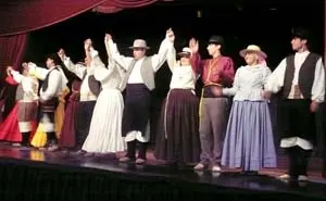 El Cuerpo de Baile, Nuestra Señora de La Candelaria de Cagua, estado Aragua, saludan al público.