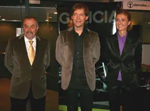 Julio Moreno, el gaiteiro Xos&eacute; Manuel Budi&ntilde;o y Carmen Pardo, en la sala Picaso del Paseo La Plaza.