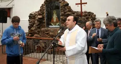 El sacerdote Washington Hernández bendijo la gruta de la Virgen de Covadonga.