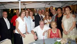  Leire Paj&iacute;n y Elena Valenciano, con miembros de la comunidad hispana en Cuba.