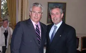  Baltasar Garz&oacute;n, con Carlos Santos Valle, la pasada semana.