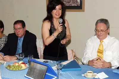 Pilar Pin agradece el homenaje, en presencia de Manuel Antas Fraga, director del Hospital Espa&ntilde;ol de Salvador de Bah&iacute;a &ndash;dcha., y del superintendente de la entidad hospitalaria