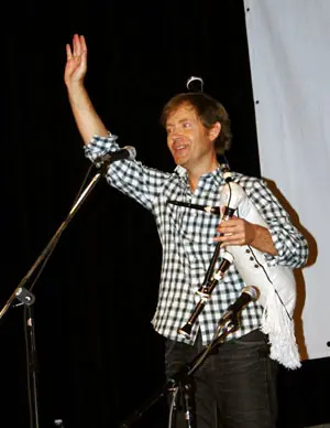 Xosé Manuel Budiño, durante su actuación en el Centro Galicia de Buenos Aires.