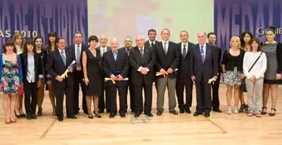  El presidente del Principado, Álvarez Areces, posa con todos los premiados.  