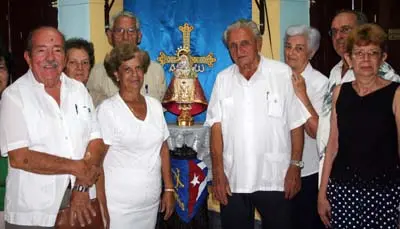 La Junta Directiva de la sociedad con la Virgen al centro.