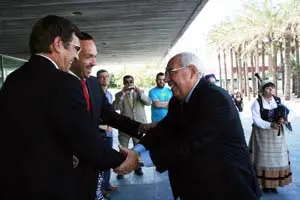  Areces saluda a Francesc Antich y a Marc Pons a su llegada al acto en la sede del Consell de Menorca.