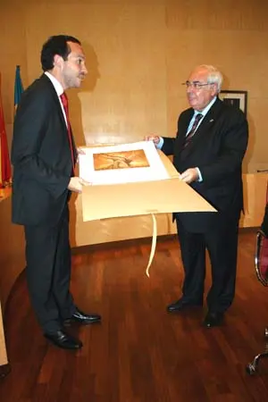 Entrega de un obsequio del Consell Menorca.