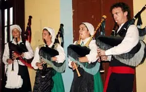  Un momento de la actuación del grupo folclórico de la entidad.