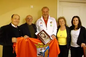 La directiva del Centro Salmantino en Buenos Aires con Vicente del Bosque.