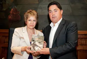 El diputado de Cultura de León, Marcos Martínez, recibe un ejemplar del libro ‘Érase una vez la familia García’.