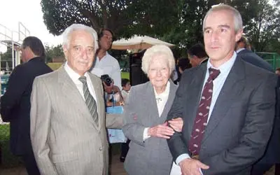  Fidel Dom&iacute;nguez Pati&ntilde;o, el emigrante del a&ntilde;o &ndash;a la izquierda&ndash;, junto a varios miembros de su familia.