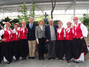 El grupo folclórico del Centro Canario con el cónsul general de España en São Paulo, José María Matres Manso (izda.); la responsable de la Sección Laboral, Ana María Serrano Oltra –centro– y el presidente de los Centros Canarios de Brasi